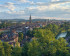 Drohnenaufnahme von Bern, die die Altstadt mit dem Münster und dem Bundeshaus zeigt