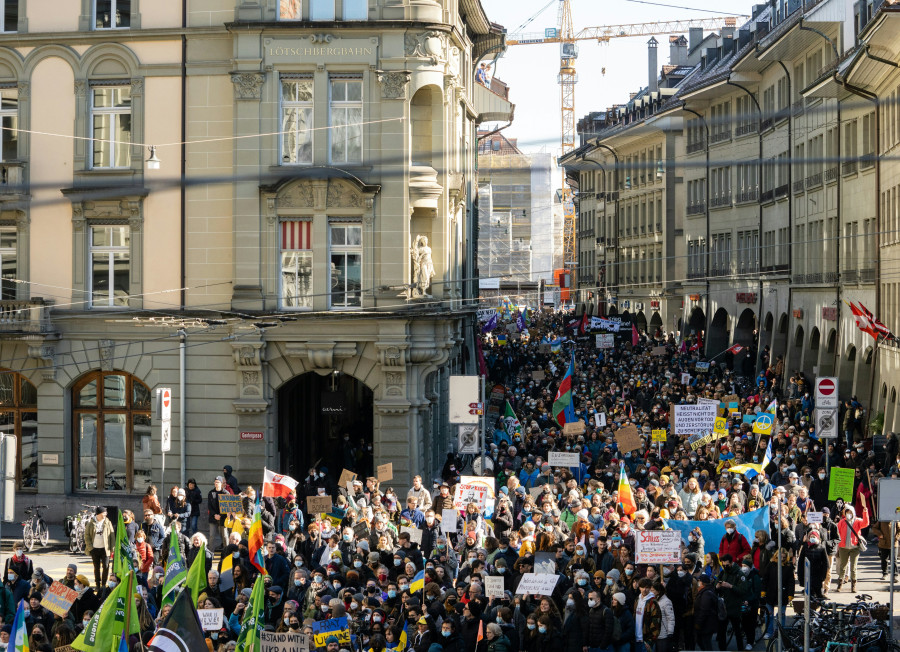 Luftaufnahme der Friedensdemonstration für die Ukraine in Bern