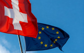 Die Flaggen der Schweiz und der EU wehen nebeneinander im Wind.