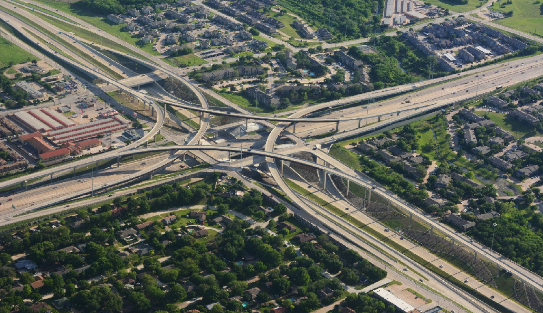 Luftaufnahme einer riesigen Autobahnkreuzung