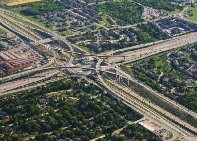 Luftaufnahme einer riesigen Autobahnkreuzung