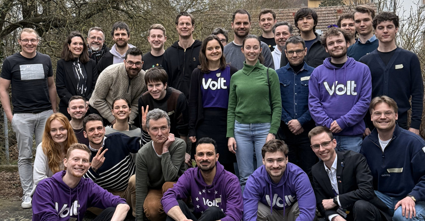 Gruppe von ca. 30 Volt Mitgliedern, die in einem Garten stehen. Sie alle lächeln in die Kamera.Aufnahme von der National Assembly 2025.